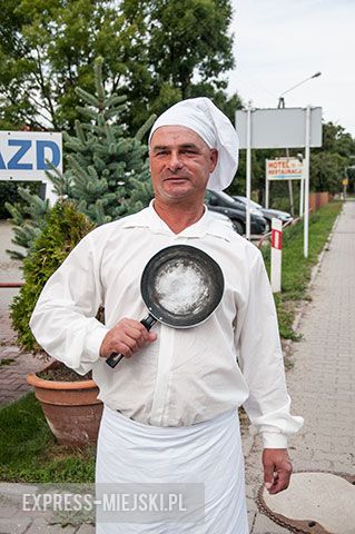 Człowiek z patelnią na krajowej ósemce