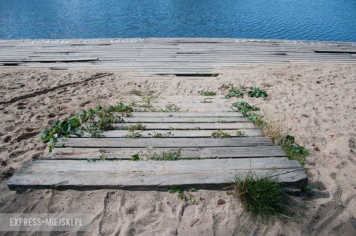 Zniszczony podest na Kajakach