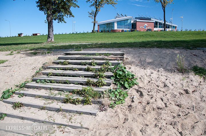 Zniszczony podest na Kajakach