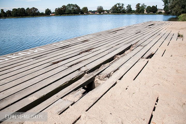 Zniszczony podest na Kajakach