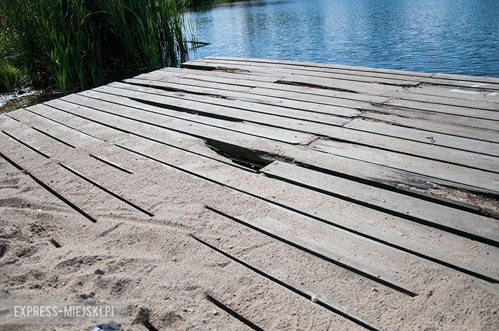 Zniszczony podest na Kajakach