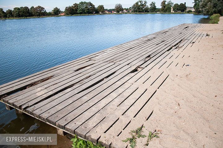 Zniszczony podest na Kajakach