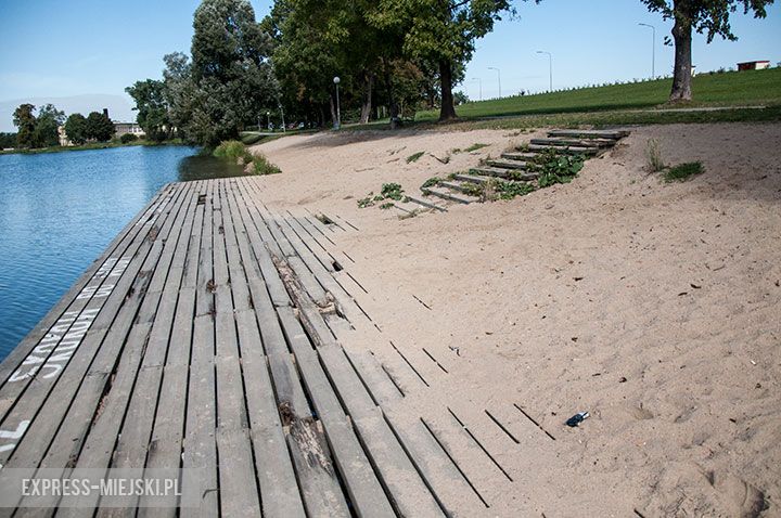 Zniszczony podest na Kajakach