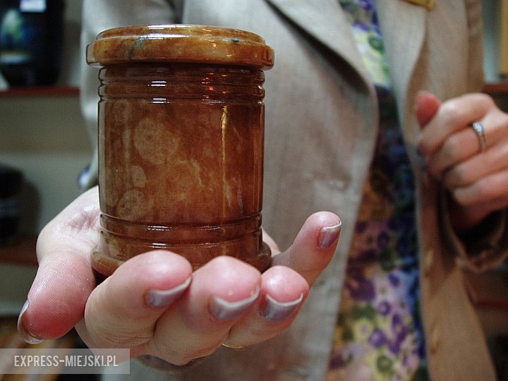 W zakładach pogrzebowych dostępne są urny o różnej wielkości
