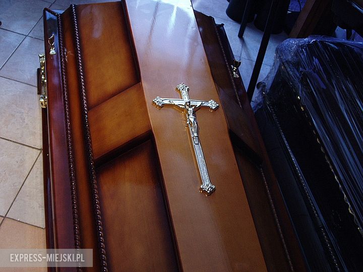 Niektóre urny kładzie się w trumnach i grzebie w ziemi 