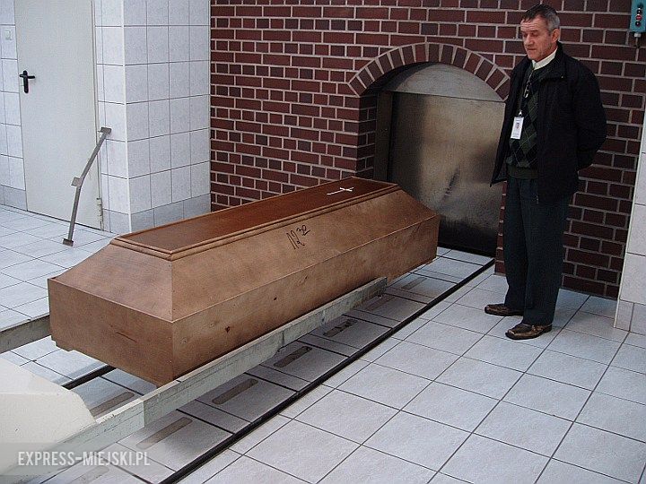 Trumna czekająca na wjazd do pieca