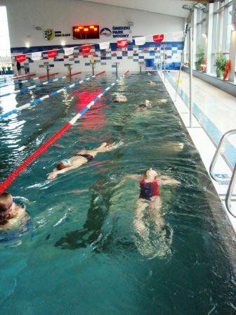 Kursy nauki pływania na średzkiej pływalni