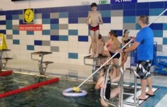 Kursy nauki pływania na średzkiej pływalni