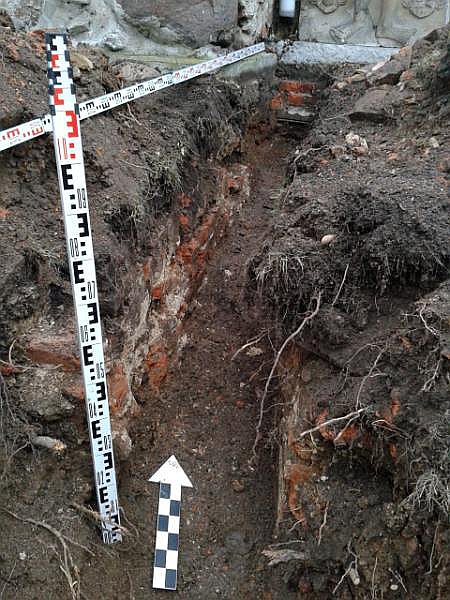 Podczas prac przy kościele w Wilkowie Średzkim natrafiono na stary grobowiec