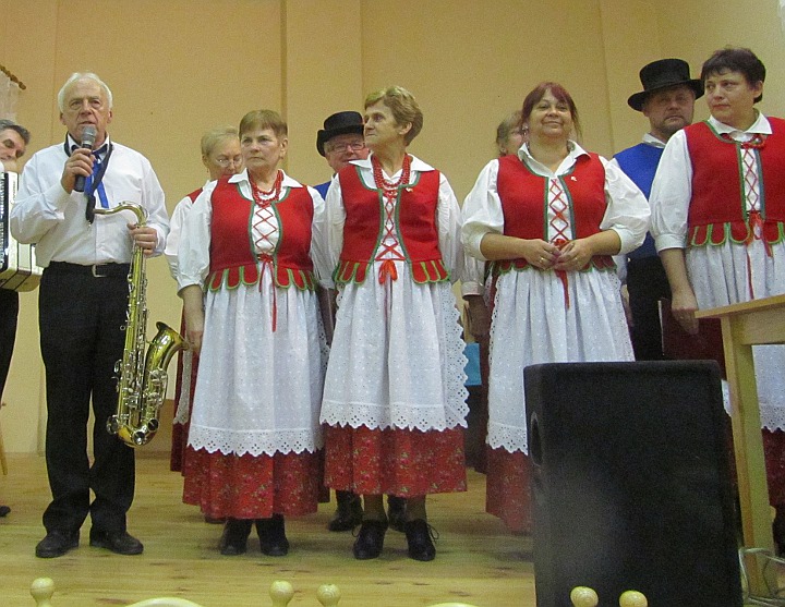 Po części oficjalnej wystąpił zespół ludowy Radośni z Wróblowic. Wieczorem rozpoczęto Andrzejki. Zabawę poprowadził zespół Altair