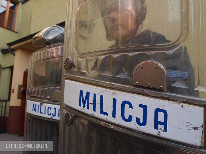 Podczas wernisażu przed domem kultury stał rozpalony koksownik z patrolem zomowców. Prawdziwe były tarcze, pałki i umundurowanie