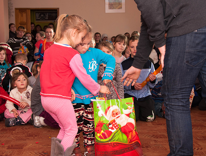 Paczki z prezentami, a było ich 64, zostały przygotowane przez rodziny zgromadzone przy Kościele Zielonoświątkowym w Legnicy