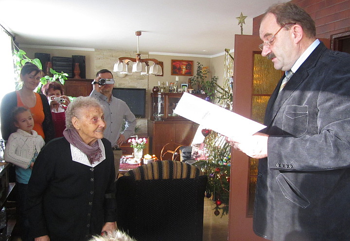 Z życzeniami  i tortem dla pani  Feliksy  przyjechał  wójt Ryszard Skuła i sołtys Adam Haładus 