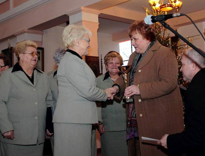 Po każdym występie wykonawcy otrzymali z rąk władz gminnych pamiątkowe puchary i dyplomy