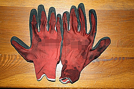 W busie policjanci zabezpieczyli 160 litrów paliwa w plastikowych kanistrach oraz dziesięć pustych kanistrów, rękawice, śrubokręt ze specjalnie przyspawaną końcówką oraz lejek i przewód plastikowy 