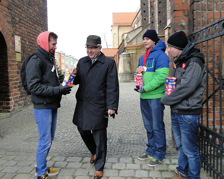 Uczniowie podczas kwesty