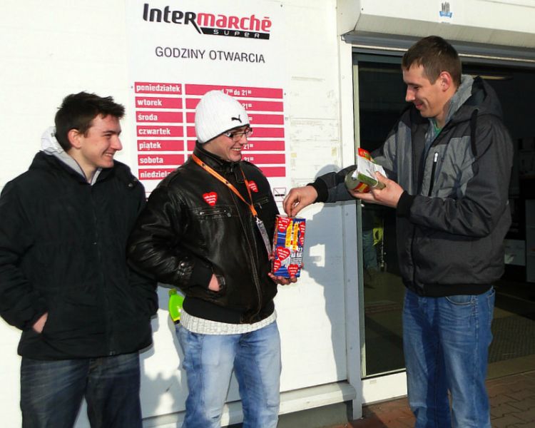 Uczniowie podczas kwesty