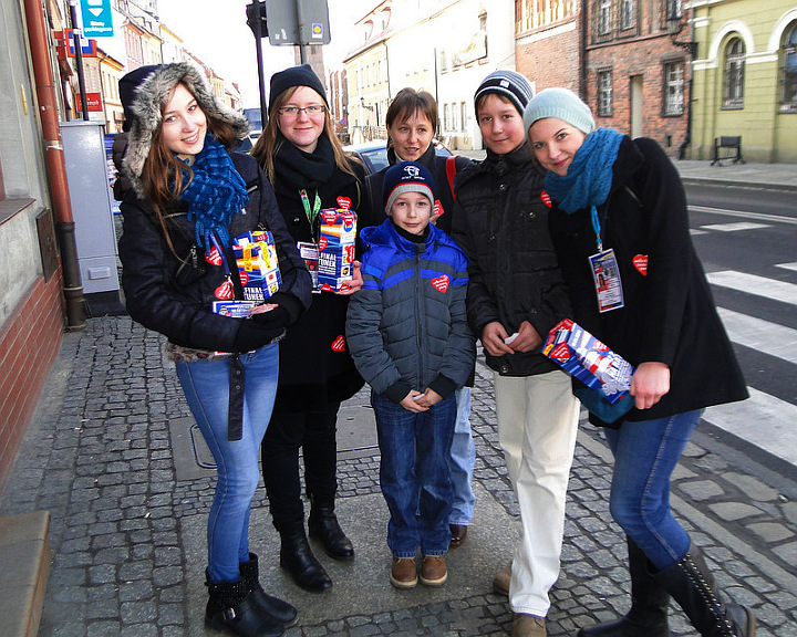 Uczniowie podczas kwesty