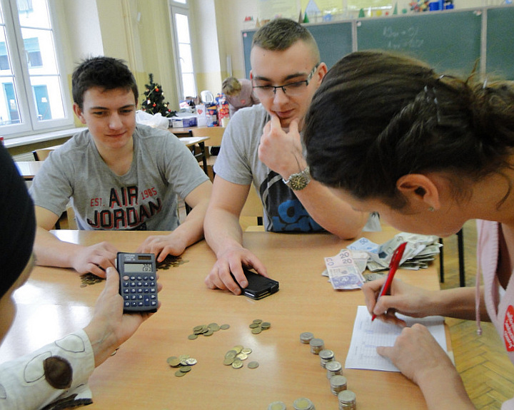 Uczniowie podczas kwesty