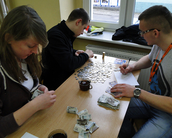 Uczniowie podczas kwesty