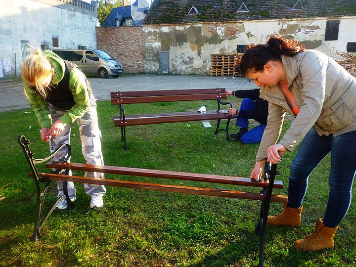 Sprzątanie parku i zakup nowych ławek