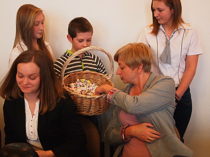 Rozdawanie krówek podczas sesji 