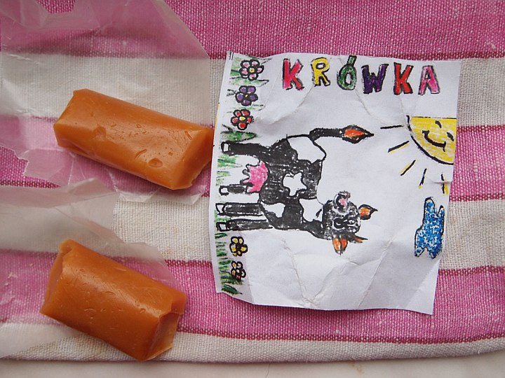 Rozdawanie krówek podczas sesji 