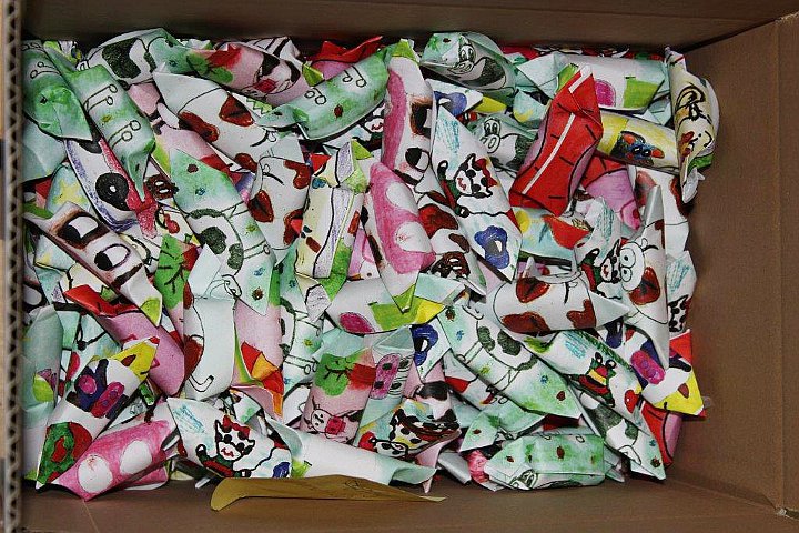 Rozdawanie krówek podczas sesji 