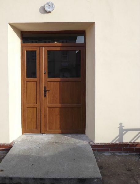 Nowe drzwi w budynku 86b w Udaninie