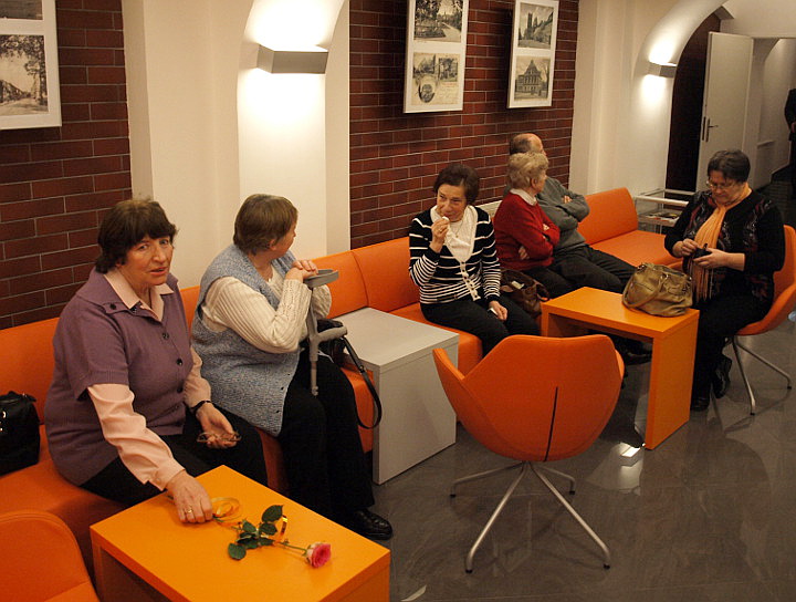 Codziennie w czytelni można przeglądać świeżą prasę z czterdziestoma tytułami różnych czasopism. W placówce uruchomiono też osiem stanowisk komputerowych z dostępem do sieci