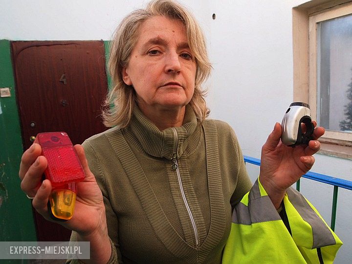 Ewa Ryszczyk pokazuje zniszczone fragmenty od roweru