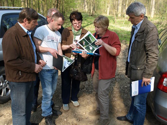 Kontrola stanu wałów na terenie gminy Środa Śląska z udziałem inspektorów urzędu marszałkowskiego i pracowników średzkiego samorządu