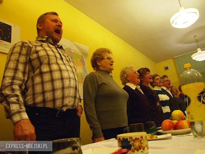 Radośni z Wróblowic na próbie w świetlicy