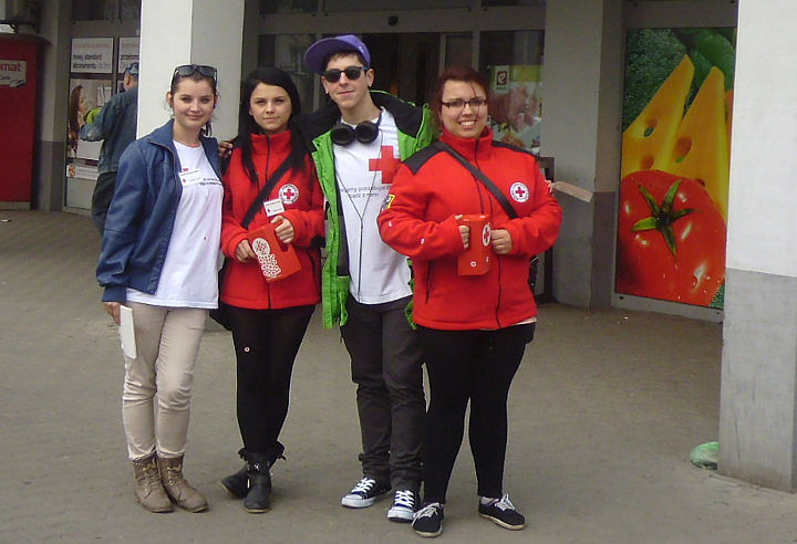 Kilkunastu uczniówe kwestowało pod sklepami i na ulicach miasta