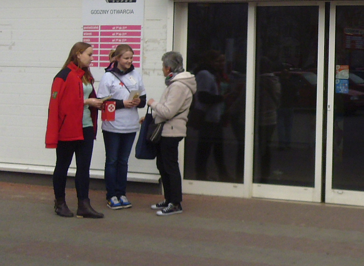 Kilkunastu uczniówe kwestowało pod sklepami i na ulicach miasta