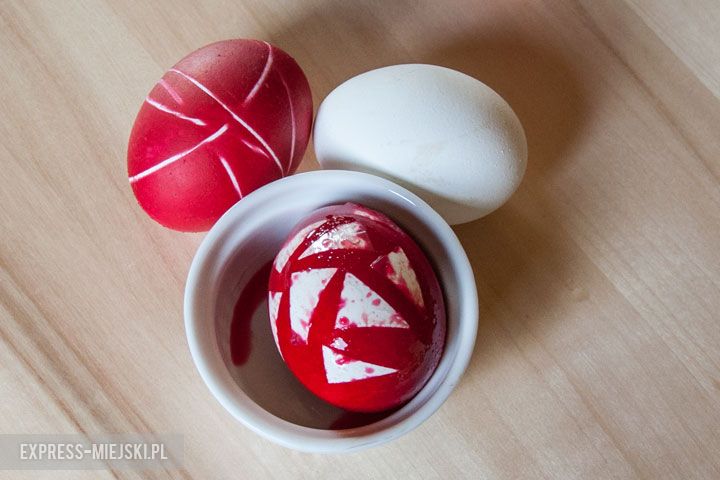 Krok 4: z pierwszego można już zdjąć gumki - efekt, jak na zdjęciu. Zanim odkleimy taśmy z drugiego, należy chwilę zaczekać, aż barwnik wyschnie. Powodzenia!