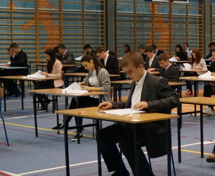 Uczniowie z ząbkowickiego gimnazjum nr 1 przed egzaminem humanistycznym
