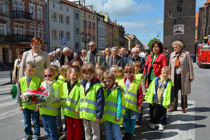 Złożenie kwiatów pod pomnikiem