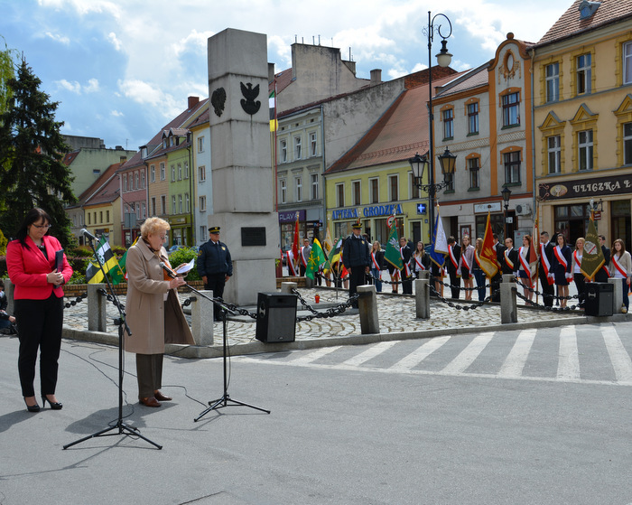 Złożenie kwiatów pod pomnikiem