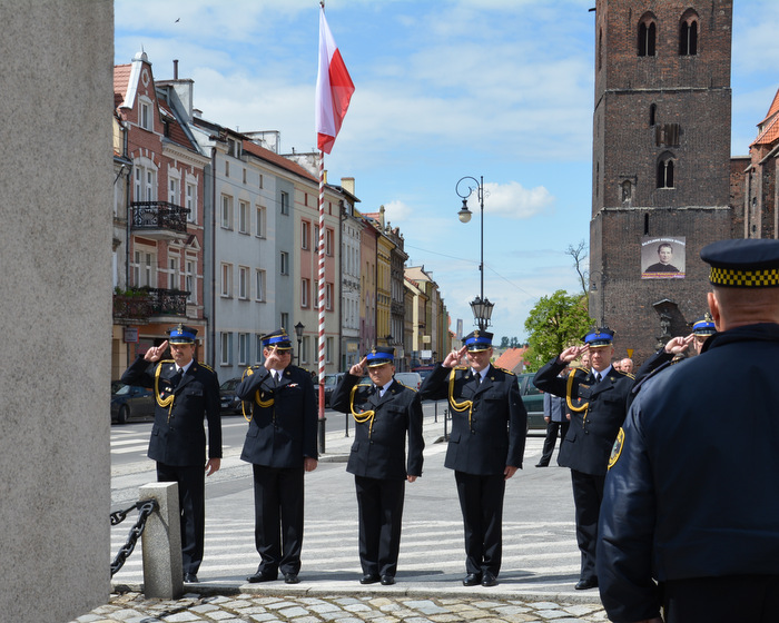 Złożenie kwiatów pod pomnikiem
