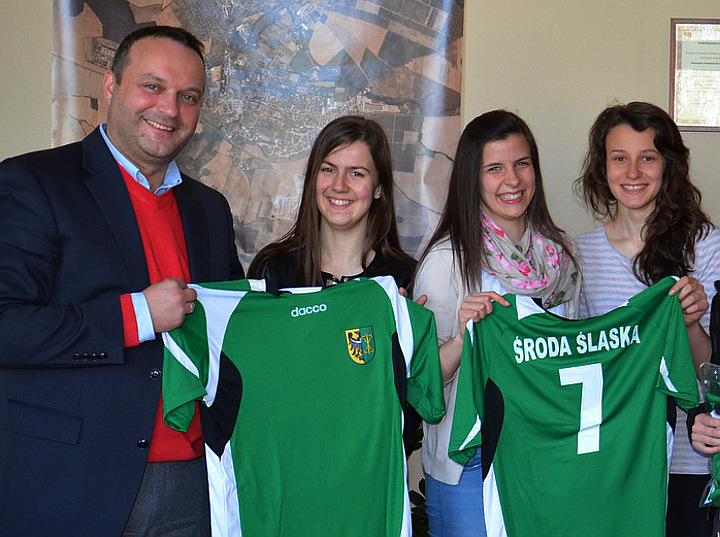 Wręczenie strojów w starostwie