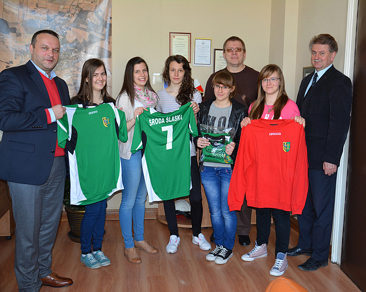 Wręczenie strojów w starostwie