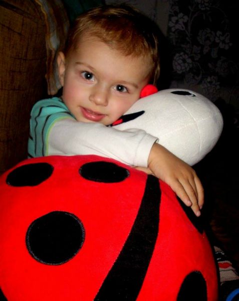 Kubuś ze swoją ulubioną biedronką :)