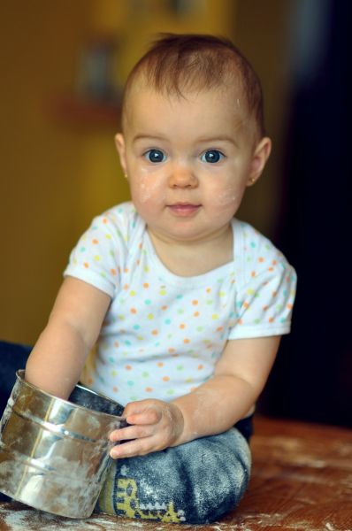 Paulinka pomaga mamie w kuchni :)