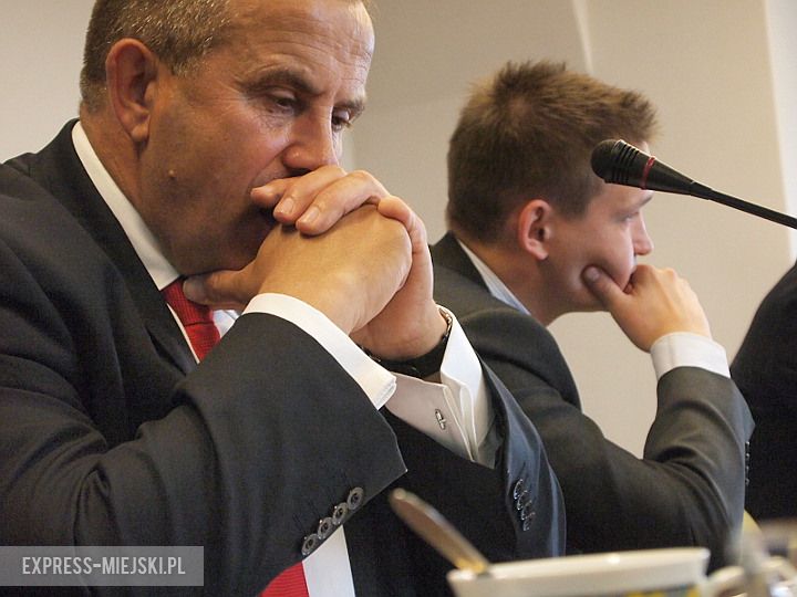 W dalszej części sesji rozmowa zeszła na temat afery taśmowej. Sytuację załagodził wójt, który stwierdził, że teraz najważniejszym problemem jest obwodnica, a nie omawianie bieżącej polityki