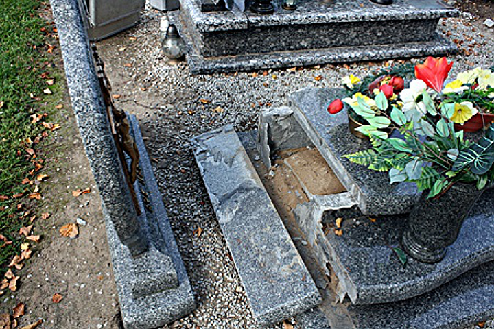 Zniszczone nagrobki