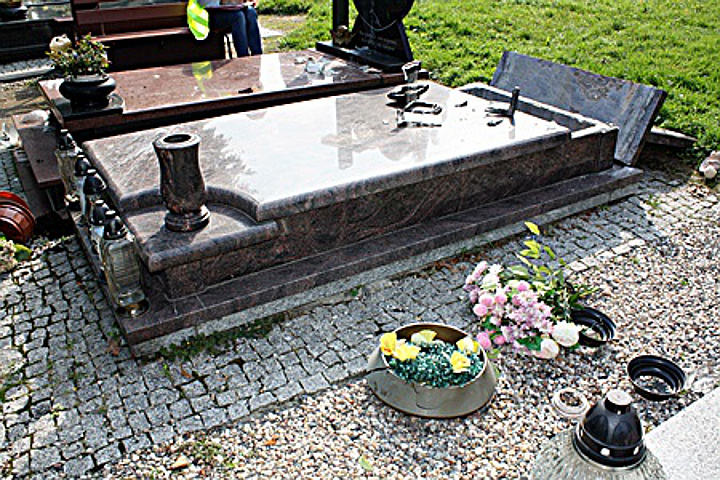 Zniszczone nagrobki