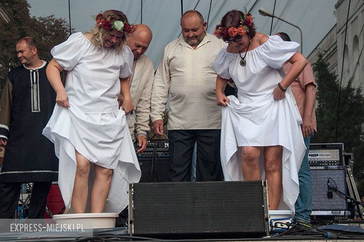 Jeden z głównych punktów programu - deptanie winogron