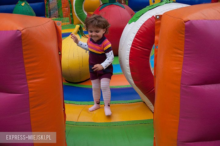 Atrakcje dla dzieci - wśród nich scena z animatorami oraz "park dmuchańców"