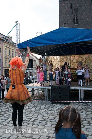 Atrakcje dla dzieci - wśród nich scena z animatorami oraz "park dmuchańców"